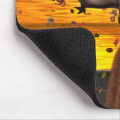 Elf in vallende bladeren tegen een herfstzonsonder muismat (Hoek)