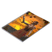 Elf in vallende bladeren tegen een herfstzonsonder notitieboek (Linkerzijde)