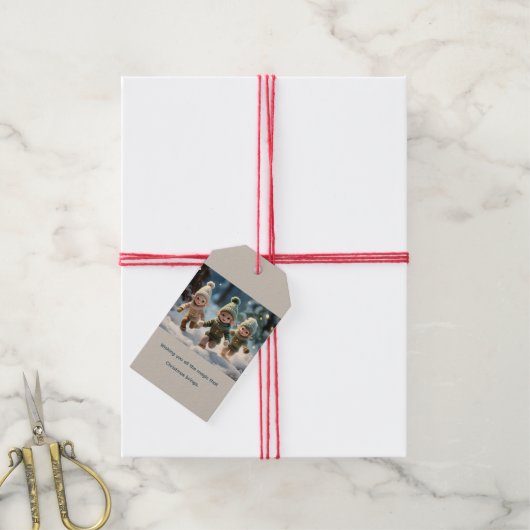 Elf Kids Running in the Snow Custom Text Cadeaulabel (Met Touw)