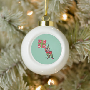 Elf met cadeau met polka stippen groene keramische bal ornament