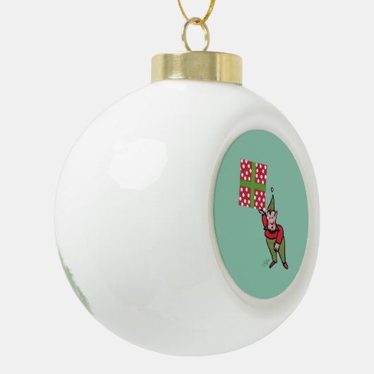 Elf met cadeau met polka stippen groene keramische keramische bal ornament (Links)