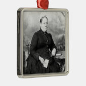 Elizabeth Ann Everest, Nanny tegen Winston Metalen Ornament (Rechts)