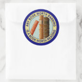 Elk boek dat het verbieden waard is, is het lezen  ronde sticker (Tas)