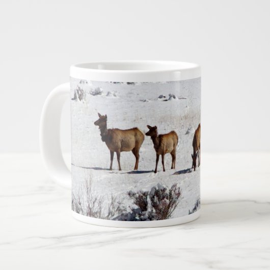 Elk in sneeuwjumbomok grote koffiekop (Links)