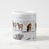 Elk in sneeuwjumbomok grote koffiekop (Voorkant)