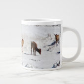 Elk in sneeuwjumbomok grote koffiekop (Rechts)