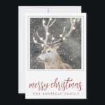 Elk in Winter Snow Holiday Kaart<br><div class="desc">Een serene en elk in de wintersneeuw met gloeiende boomlichten in geweien,  met een pijnboom en een blaasbough grens. Het moderne roos knijpt het manuscript vrolijk Kerstmis.</div>