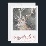Elk in Winter Snow Holiday Kaart<br><div class="desc">Een serene en elk in de wintersneeuw met gloeiende boomlichten in geweien,  met een pijnboom en een blaasbough grens. Het moderne roos knijpt het manuscript vrolijk Kerstmis.</div>
