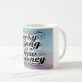 Elk liedje is een nieuwe reis koffiemok (Voorkant rechts)