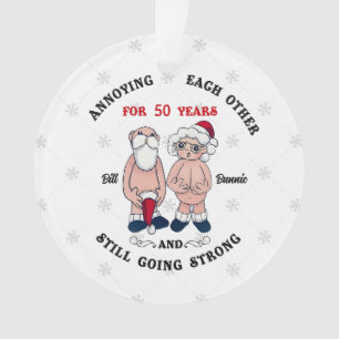 Elkaar al 50 jaar lastig vallen met kerstversierin ornament