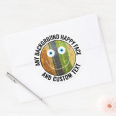 Elke aangepaste kleur, achtergrondtekst Happy Face Ronde Sticker (Envelop)