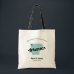 Elke Color Arkansas Map Wedding Welcome Bag, Tote Bag<br><div class="desc">Het weekend van de bruiloft heet cadeautas voor gasten uit de stad voor je bruiloft, met afbeelding van Arkansas. U kunt de kleuren voor om het even welk deel van dit ontwerp uitgeven, evenals het hart naar de plaats van uw bruiloft verplaatsen. Om kleuren te veranderen, personaliseert de klik en...</div>