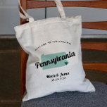 Elke Color Pennsylvania Map Wedding Welcome Bag, Tote Bag<br><div class="desc">Het weekend van de bruiloft heet cadeautas voor gasten uit de stad voor je bruiloft, met afbeelding uit Pennsylvania. U kunt de kleuren voor om het even welk deel van dit ontwerp uitgeven, evenals het hart naar de plaats van uw bruiloft verplaatsen. Om kleuren te veranderen, personaliseert de klik en...</div>