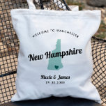 Elke Colour New Hampshire Map Wedding Welcome Bag, Tote Bag<br><div class="desc">Het weekend is een cadeautas voor gasten uit de stad voor je bruiloft, met afbeelding van New Hampshire. U kunt de kleuren voor om het even welk deel van dit ontwerp uitgeven, evenals het hart naar de plaats van uw bruiloft verplaatsen. Om kleuren te veranderen, personaliseert de klik en dan...</div>