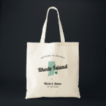 Elke Colour Rhode Island Map Wedding Welcome Bag, Tote Bag<br><div class="desc">Het weekend van de bruiloft heet cadeautas voor gasten uit de stad voor je bruiloft, met afbeelding van Rhode Island. U kunt de kleuren voor om het even welk deel van dit ontwerp uitgeven, evenals het hart naar de plaats van uw bruiloft verplaatsen. Om kleuren te veranderen, personaliseert de klik...</div>