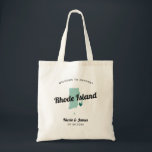 Elke Colour Rhode Island Map Wedding Welcome Bag, Tote Bag<br><div class="desc">Het weekend van de bruiloft heet cadeautas voor gasten uit de stad voor je bruiloft, met afbeelding van Rhode Island. U kunt de kleuren voor om het even welk deel van dit ontwerp uitgeven, evenals het hart naar de plaats van uw bruiloft verplaatsen. Om kleuren te veranderen, personaliseert de klik...</div>