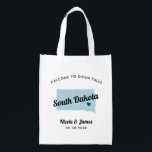 Elke Colour South Dakota Map Wedding Welcome Bag, Boodschappentas<br><div class="desc">Het weekend van de bruiloft heet cadeautas voor gasten uit de stad voor je bruiloft, met afbeelding van South Dakota. U kunt de kleuren voor om het even welk deel van dit ontwerp uitgeven, evenals het hart naar de plaats van uw bruiloft verplaatsen. Om kleuren te veranderen, personaliseert de klik...</div>