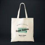 Elke Colour South Dakota Map Wedding Welcome Bag, Tote Bag<br><div class="desc">Het weekend van de bruiloft heet cadeautas voor gasten uit de stad voor je bruiloft, met afbeelding van South Dakota. U kunt de kleuren voor om het even welk deel van dit ontwerp uitgeven, evenals het hart naar de plaats van uw bruiloft verplaatsen. Om kleuren te veranderen, personaliseert de klik...</div>