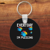 Elke dag ben ik aan het puzzelen. Autisme-bewustma Sleutelhanger (Voorkant)