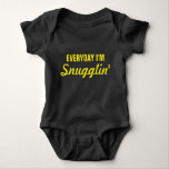 Elke dag ben ik 'Snugglin' Funny Romper<br><div class="desc">Grappig parody-baby-kostuum met de zin "Ik ben snugglin" in het geel. Klik op "Aanpassen" om de tekenkleur,  grootte of positie naar wens te wijzigen.</div>