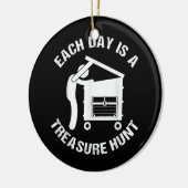 Elke dag duikt er een schattebout op. keramisch ornament (Links)