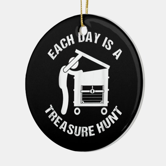 Elke dag duikt er een schattebout op. keramisch ornament (Links)