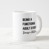 Elke dag een functioneel volwassene zijn lijkt een grote koffiekop (Voorkant rechts)