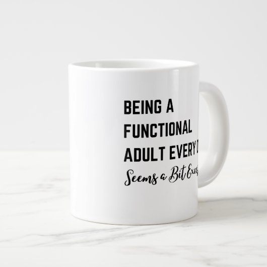 Elke dag een functioneel volwassene zijn lijkt een grote koffiekop (Voorkant rechts)