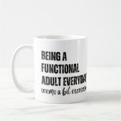 Elke dag een functioneel volwassene zijn lijkt een koffiemok (Links)
