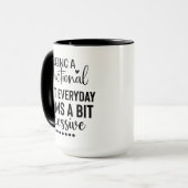 Elke dag een functioneel volwassene zijn lijkt een mok (Voorkant links)