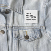 Elke dag een functioneel volwassene zijn vierkante button 5,1 cm (In situ)