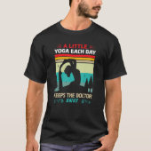 Elke dag houdt een beetje Yoga de dokter weg T-shirt (Voorkant)