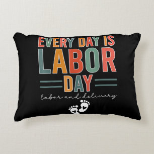 Elke dag is het Labor Day T-shirt arbeid en leveri Accent Kussen