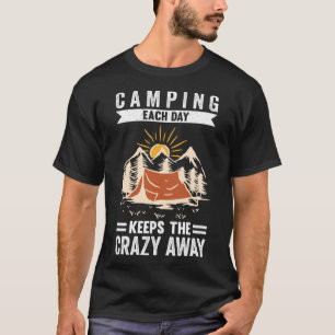 Elke dag kamperen houdt de gekken weg t-shirt