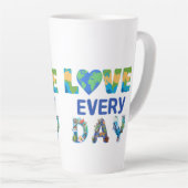Elke dag liefde op aarde latte mok (Rechterhoek)