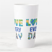 Elke dag liefde op aarde latte mok (Voorkant)