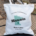 Elke Kleur Minnesota Map Wedding Welcome Bag, Tote Bag<br><div class="desc">Het weekend van de bruiloft heet cadeautas voor gasten uit de stad voor je bruiloft, met afbeelding van Minnesota. U kunt de kleuren voor om het even welk deel van dit ontwerp uitgeven, evenals het hart naar de plaats van uw bruiloft verplaatsen. Om kleuren te veranderen, personaliseert de klik en...</div>