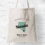 Elke Kleur Nevada Destination Wedding Welcome Bag, Tote Bag<br><div class="desc">Het weekend van de bruiloft heet cadeautas voor gasten uit de stad voor je bruiloft, met afbeelding van Nevada. U kunt de kleuren voor om het even welk deel van dit ontwerp uitgeven, evenals het hart naar de plaats van uw bruiloft verplaatsen. Om kleuren te veranderen, personaliseert de klik en...</div>