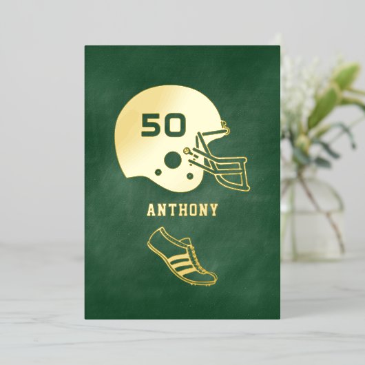 Elke leeftijd groen en gouden Football verjaardags Folie Uitnodiging (Staand Voorkant)