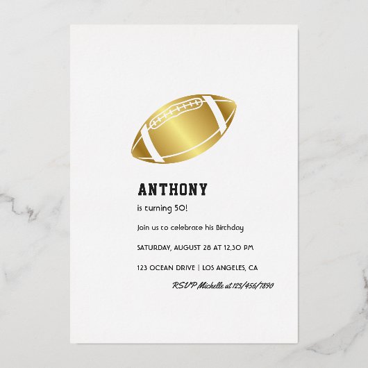 Elke leeftijd groen en gouden Football verjaardags Folie Uitnodiging (Achterkant)