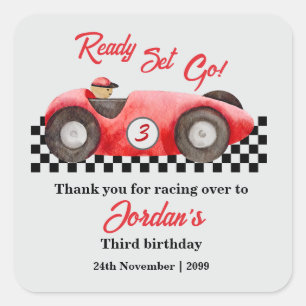 Elke leeftijd verjaardag rode race auto klaar voor vierkante sticker