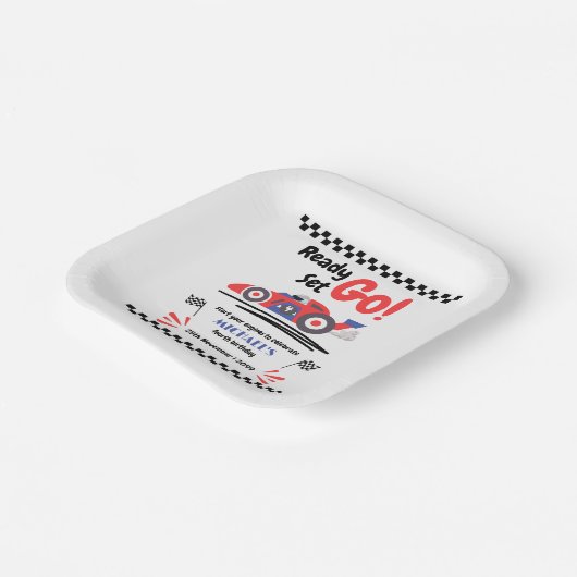 Elke leeftijd verjaardagsklaar ingesteld op rode b papieren bordje (Gebogen)