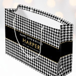 Elke leeftijd zwart wit houndstooth Gelukkige verj Groot Cadeauzakje<br><div class="desc">Zeg "Happy Birthday" met deze stijlvolle cadeauzak met het iconische Houndstooth patroon in zwart en wit. Een tijdloze plaid - vet, modern en nooit uit de mode! Gepersonaliseerde geschenkzakken zijn een perfecte manier om die speciale touch toe te voegen aan elk cadeau, en met volledig aanpasbare tekst kan deze sjabloon...</div>