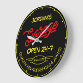 Elke naam Garage Datum Geel rood Retro Black Grote Klok (Hoek)