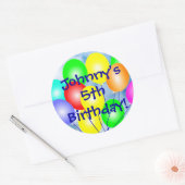 Elke naam & leeftijd Kleurrijke Verjaardagsballonn Ronde Sticker (Envelop)
