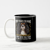Elke snack die je maakt grappige Cavalier King Cha Tweekleurige Koffiemok (Links)