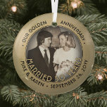 Elke tekst 1 Foto Golden 50th Wedding Jubileum Glas Ornament<br><div class="desc">Viel een vrolijke gouden 50ste trouwdag met een aangepaste foto "Gehuwd 50 jaar" met een zwarte en gouden ronde kerstversiering van glas. Het afbeelding en al tekst op deze sjabloon zijn eenvoudig te personaliseren. (AFBEELDING & TEKST ONTWERPTIPS: 1) Om de positie van de formulering aan te passen, voeg ruimten aan...</div>