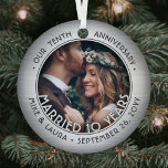Elke tekst 2 foto 10e bruiloft Jubileum Faux Tin Metalen Ornament<br><div class="desc">Vier een vreugdevolle 10e trouwdag met een aangepaste 2 foto "Married 10 Years" ronde metalen faux geborsteld zilveren kerst ornament. Alle tekst en afbeeldingen op deze sjabloon zijn eenvoudig te personaliseren en kunnen op de voor- en achterkant verschillend of hetzelfde zijn. (TIPS VOOR AFBEELDING- EN TEKSTONTWERP: 1) Als u de...</div>