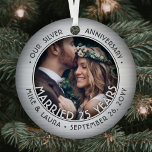 Elke tekst 2 Foto Silver 25th Wedding Jubileum Metalen Ornament<br><div class="desc">Viel een vrolijke 25e trouwdag met een aangepaste 2 foto "Gehuwd 25 jaar" rond metalen faux geborsteld zilver kerstversiering. Alle tekst en afbeeldingen op deze sjabloon zijn eenvoudig te personaliseren en kunnen verschillend of het zelfde op voor en rug zijn. (AFBEELDING & TEKST ONTWERPTIPS: 1) Om de positie van de...</div>