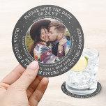 Elke tekst Bruiloft Bewaar de datum Foto Chalkboar Ronde Kartonnen Onderzetter<br><div class="desc">Kondig het vreugdevolle nieuws van uw verloving en aankomende huwelijksviering aan met een unieke aangepaste foto om de datum te bewaren voor de onderzetters. Het afbeelding en alle formuleringen op deze ronde uitnodiging sjabloon zijn eenvoudig te personaliseren. (AFBEELDING PLACEMENT TIP: Een eenvoudige manier om een foto precies te centreren hoe...</div>